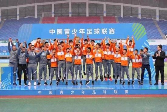 现在他和高尔基一起把这些真正左右和继续左右社会基础和人类命运的要害问题—摆到了历史的过去和现实的今天面前《母亲》以及80年代初期的《瓦萨》都是悲剧影片，表现形式都是最正统不过的:悲惨的主人公及悲惨的缘由。